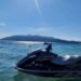 Vlorë: Policia dërgon ‘Jet Ski’ për të shpëtuar pushuesin, por ndodhet në përplasje me një tjetër anije lundruese.