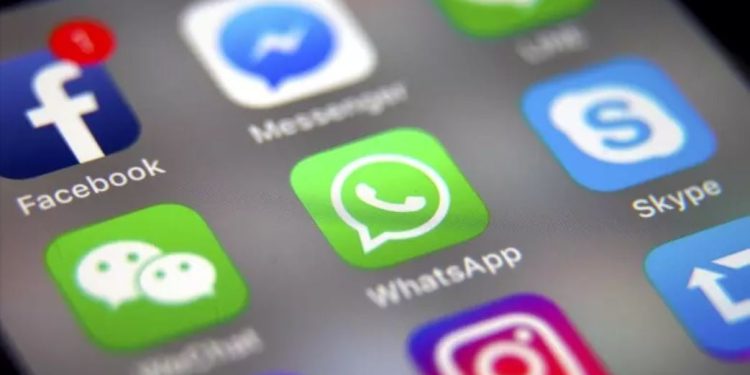 WhatsApp po eksperimenton me një funksion të ri për të luftuar lajmet e rreme duke përdorur inteligjencën artificiale.