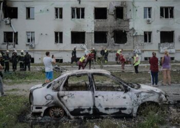 Zelensky takohet me Trump në Shtëpinë e Bardhë, Rusia fillon një sulm ajror masiv ndaj Ukrainës, më i madhi që nga korriku.