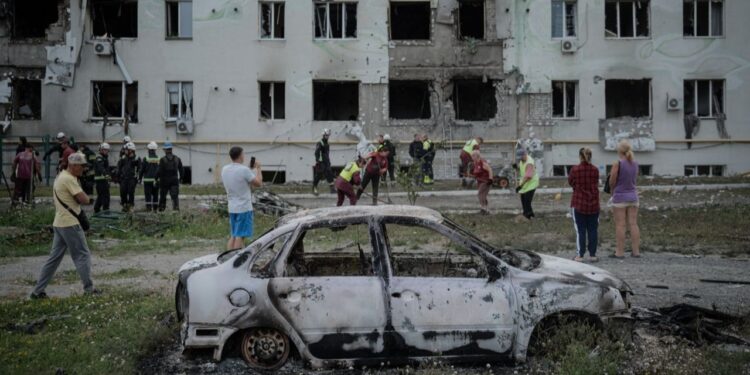 Zelensky takohet me Trump në Shtëpinë e Bardhë, Rusia fillon një sulm ajror masiv ndaj Ukrainës, më i madhi që nga korriku.