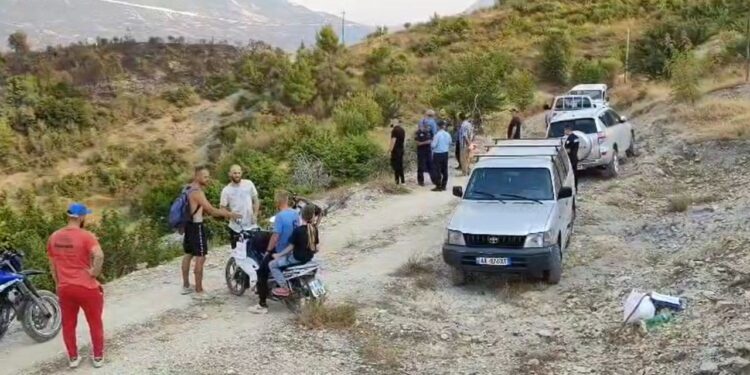 Zjarr i madh përfshin të gjithë njësinë administrative të Plashnikut në Poliçan, disa banorë nuk pranojnë të evakuohen.