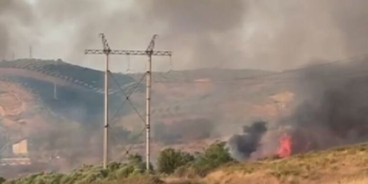 Zjarr në Zharrëz, kërcënohet një pus nafte! Një ndërhyrje nga zjarrfikësit.