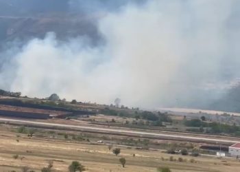 Zjarr në afërsi të fshatit Nangë në Kukës, kërcënohet përhapja për shkak të erës së fortë.