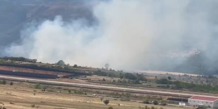 Zjarr në afërsi të fshatit Nangë në Kukës, kërcënohet përhapja për shkak të erës së fortë.