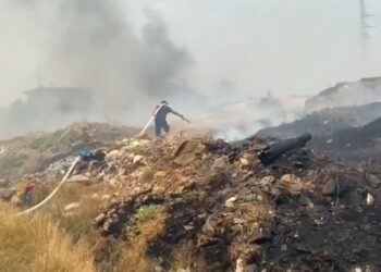 Zjarr në ish-fushën e grumbullimit të mbetjeve në Lushnjë, flakët i shpërthyen fermerit jashtë kontrollit.