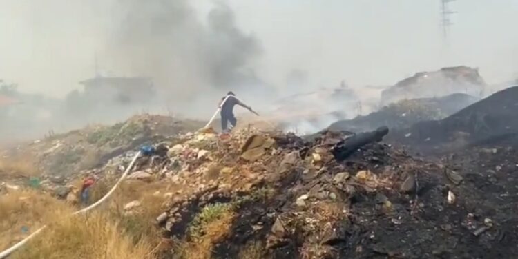 Zjarr në ish-fushën e grumbullimit të mbetjeve në Lushnjë, flakët i shpërthyen fermerit jashtë kontrollit.