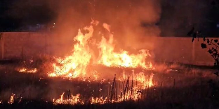 Zjarr në një fshat të Kukësit/ Zjarrfikësit e mposhtin flakën, autoritetet nisin hetimet