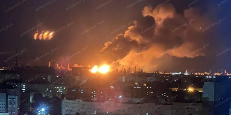 Zjarr në rafinerinë e Volgogradit në Rusi pas goditjes me dron nga Ukraina