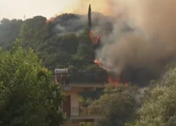 Zjarre të mëdha në Shqipëri, media ndërkombëtare raportojnë: Vend në rrezik nga flakët fatale, sipas Associated Press.