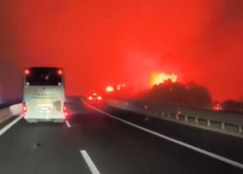 Zjarret në Greqi: Qindra shqiptarë emigrantë të bllokuar në rrugën që lidh Artën me Janinën