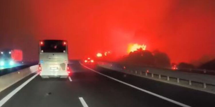 Zjarret në Greqi: Qindra shqiptarë emigrantë të bllokuar në rrugën që lidh Artën me Janinën