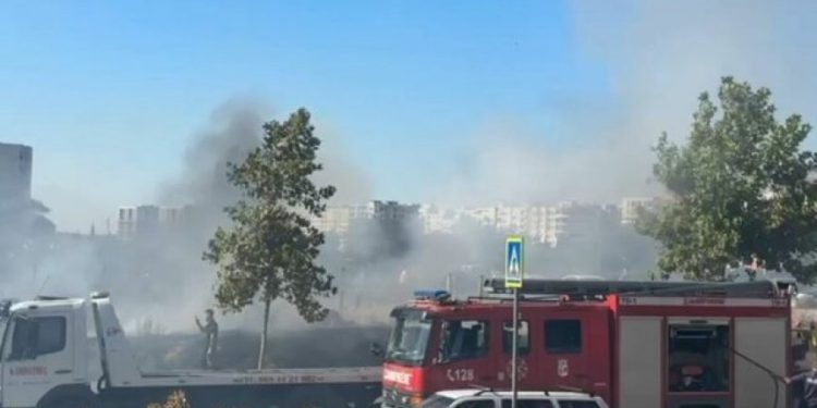 Zjarri afër një stacioni karburanti në Yzberisht