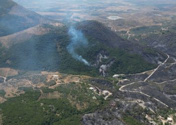 “Zjarri më i rëndë në histori”/ Vergo i Delvinës i mbuluar nga ciga dhe hiri dy javë pas flakëve shkatërruese
