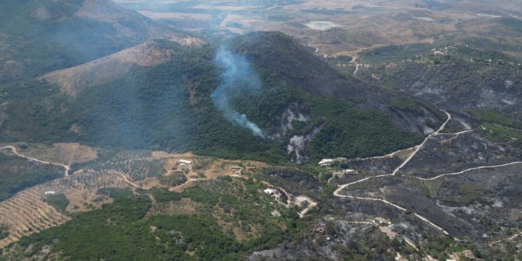 “Zjarri më i rëndë në histori”/ Vergo i Delvinës i mbuluar nga ciga dhe hiri dy javë pas flakëve shkatërruese