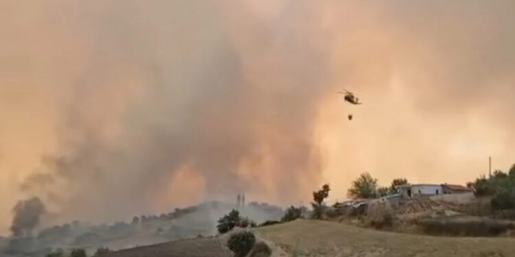 Zjarri në Memaliaj: Nën survejim vatrat në malin e Sopotit, flakët vazhdojnë të jenë aktive në majën e Golikut.