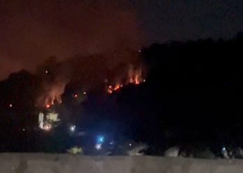 Zjarri në Poliçan del jashtë kontrollit, flakët rrezikojnë spitalin e qytetit