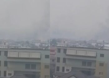 Zjarri në Saravë të Lushnjës, zona e mbuluar nga tymi