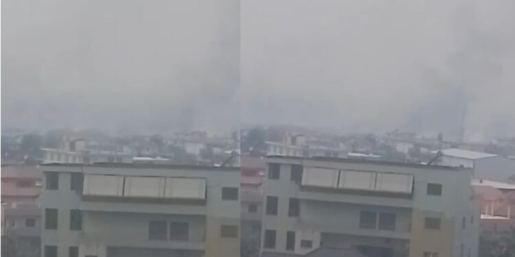 Zjarri në Saravë të Lushnjës, zona e mbuluar nga tymi