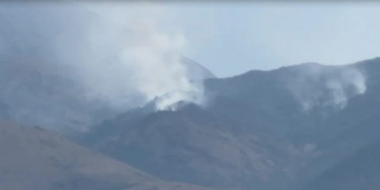 Zjarri në malin e Allushit, përhapet me shpejtësi dhe del jashtë kontrollit