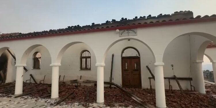 Zjarri shkatërron kishën e rinovuar në Lefterohor të Delvinës, flakët prekin gjithashtu varrezat e fshatit.