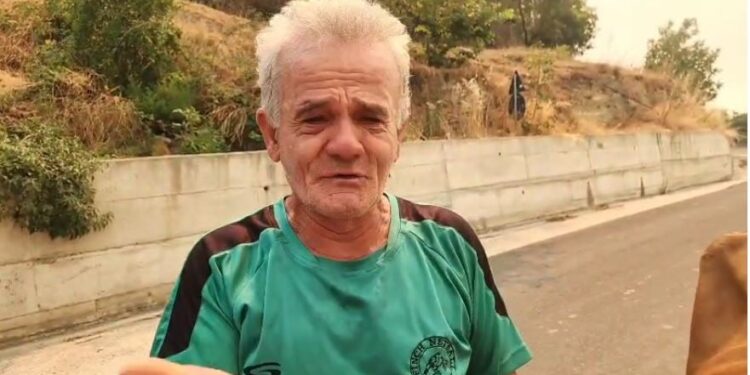 "Zjarri shkrin shtëpitë në Gramsh: Banori mes lotëve thotë ‘Motrën e kam atje lart’, dridhet nga frika"
Banorët e fshatit Nartë në Gramsh po ikin nga shtëpitë e tyre të trembur pas zjarrit që po shkatërron pronat e tyre.