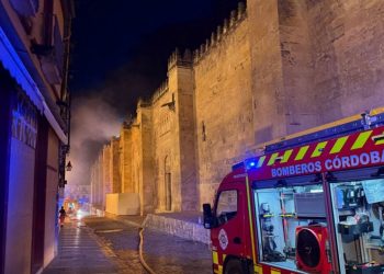 Zjarri shkrumboi Xhamia-Katedrale e Kordobës në Spanjë, shkaku ishte një makinë pastrimi afër saj.