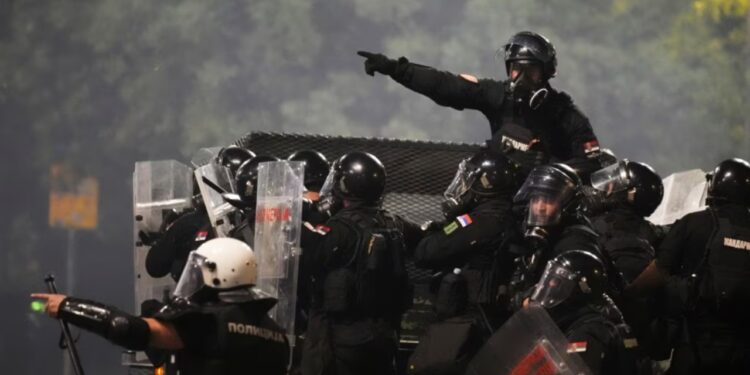 Zyra e OSBE-së për të Drejtat e Njeriut u bën thirrje autoriteteve serbe: Shmangni përdorimin e forcës së tepruar policore gjatë protestave!