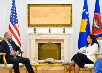 Zyrtari i lartë amerikan i Mbrojtjes zhvillon bisedime me liderët e Kosovës, duke u përqendruar në bashkëpunimin ushtarak.