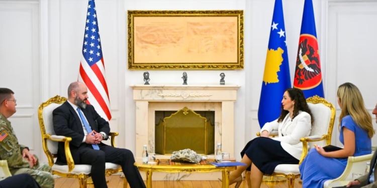 Zyrtari i lartë amerikan i Mbrojtjes zhvillon bisedime me liderët e Kosovës, duke u përqendruar në bashkëpunimin ushtarak.