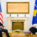 Zyrtari i lartë amerikan i Mbrojtjes zhvillon bisedime me liderët e Kosovës, duke u përqendruar në bashkëpunimin ushtarak.