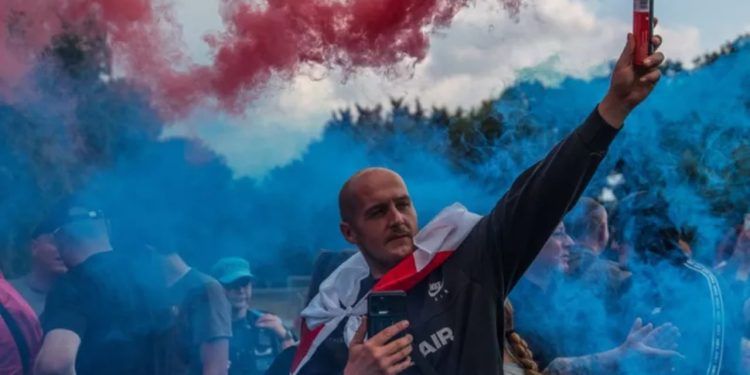 ‘Nuk e ndien veten të sigurt’ – Protestat britanike kundër strehimit të azilkërkuesve në hotele shkaktojnë tensione të forta