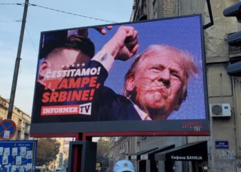 "‘Shpëtoi serbët’ - Analiza e DW: Pse Vuçiçi dhe Dodik po e ndjekin Trumpin?" 

Kjo përmbledhje ilustron qartë strategjitë e politikës së jashtme të Aleksandar Vuçiçit dhe Milorad Dodikut. Por, a do t’i ndihmojë Trumpi ata?