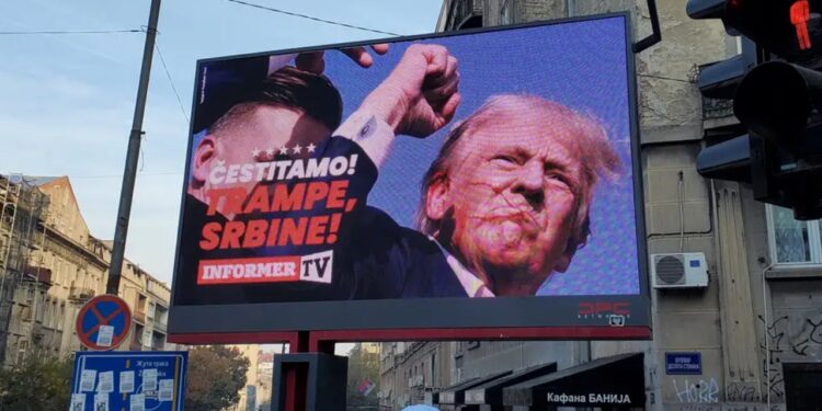 "‘Shpëtoi serbët’ - Analiza e DW: Pse Vuçiçi dhe Dodik po e ndjekin Trumpin?" 

Kjo përmbledhje ilustron qartë strategjitë e politikës së jashtme të Aleksandar Vuçiçit dhe Milorad Dodikut. Por, a do t’i ndihmojë Trumpi ata?