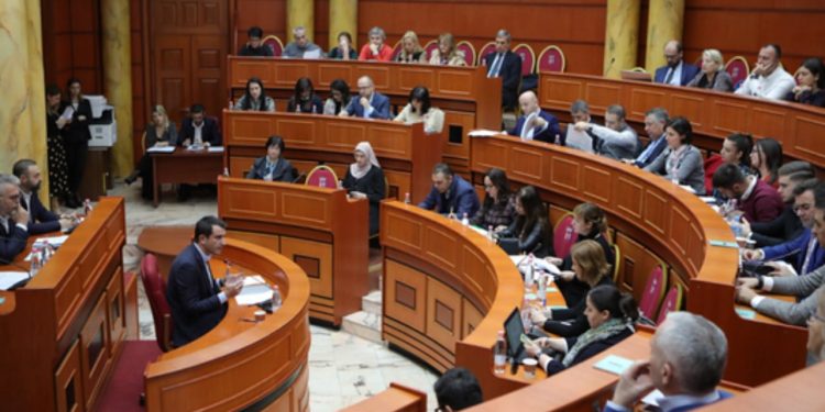 11:30
Këshilltarët socialistë përgatiten për të kërkuar shkarkimin e Veliajt nga posti i kryetarit të bashkisë.
Lajm i fundit: Këshilltarët socialistë po planifikojnë kërkesën për shkarkimin e Veliajt si kryetar bashkie.