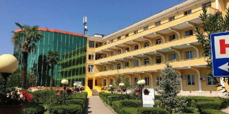 12:19

Konflikt mes dy infermierëve në spitalin "Shefqet Ndroqi", njëri prej tyre plagoset

Tiranë/Informacion paraprak: Rreth orës 11:20, në ambientet e një spitali publik, dyshohet se gjatë një zënke për motive të papërfillshme, shtetasi D. Ç., rreth 32 vjeç, ka goditur me mjet prerës shtetasin M. O., rreth 37 vjeç, të dy infermierë të spitalit. Shtetasi M. O. është në kujdesin e mjekëve. Shërbimet e Policisë po hetimin [...]