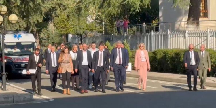 17:00
Demokratët mbërrijnë në Kuvend për betimin e deputetëve të rinj
Deputetët e Partisë Demokratike arritën në selinë e Kuvendit disa minuta para fillimit të seancës, ku do të zhvillohet ceremonia e betimit për ligjvënësit e rinj.