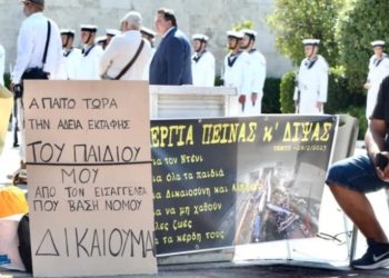 22-vjeçari shqiptar humb jetën në aksidentin hekurudhor në Temp, babai i tij i pikëlluar fillon grevën në Athinë, duke prekur zemrat e shumë njerëzve.