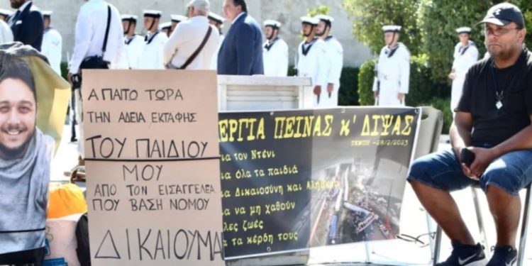 22-vjeçari shqiptar humb jetën në aksidentin hekurudhor në Temp, babai i tij i pikëlluar fillon grevën në Athinë, duke prekur zemrat e shumë njerëzve.