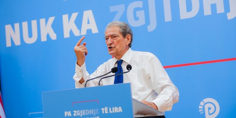 Bashkim Ulaj apo Rrok Gjoka/ Berisha denoncon skandalin: Lubi Balluku është përgjuar në një bisedë telefonike duke i kërkuar një shumë të majme një biznesmeni për një tender