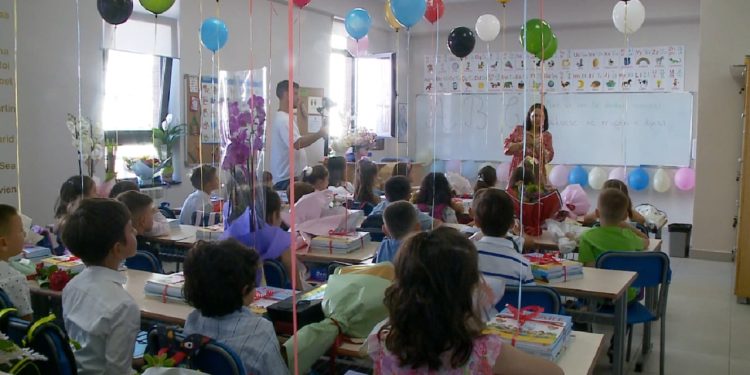 345 mijë nxënës fillojnë vitin e ri shkollor 2025-2026, ja ndryshimet në sistemin arsimor/ Në Korçë, disa klasa të para mbeten pa asnjë regjistrim.