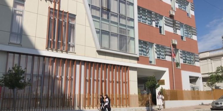 38-vjeçari i arrestuar për abuzim seksual me vajzën e partneres, ja çfarë tha në Gjykatën e Elbasanit