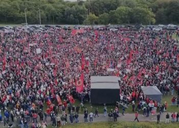 5000 shqiptarë të veshur me kuqezi, apel për gjyqtarët e Hagës: Ndërpriteni farsën ndaj udhëheqësve të UÇK-së