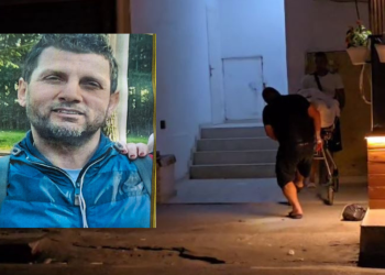 60-vjeçari i dhunuar dhe i vrarë me thikë në Durrës, autori ende në kërkim
Hetimet për vrasjen e ndodhur mbrëmjen e kaluar në lagjen nr. 12 të Durrësit po vazhdojnë. Në datën 24.09.2025, rreth orës 19:30, policia mori një njoftim se në një banesë në lagjen nr. 12 ishte gjetur pa shenja jete shtetasi V. B., i njohur edhe si M. B., rreth 51 vjeç. Sipas ekspertizës...