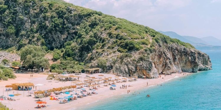 700 mijë grekë vizitojnë Shqipërinë për turizëm/ “Kathimerini”: Riviera Shqiptare si Halkidiki, një alternativë më ekonomike.