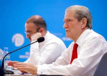 Berisha fton deputetët: Të kalojmë në veprime, duhet të përgjigjemi në mënyrën më të fuqishme