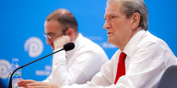 Berisha fton deputetët: Të kalojmë në veprime, duhet të përgjigjemi në mënyrën më të fuqishme