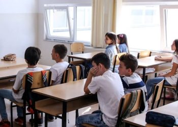 A ndikon orari i hershëm i mësimit negativisht te adoleshentët? Ja çfarë tregojnë ekspertët...