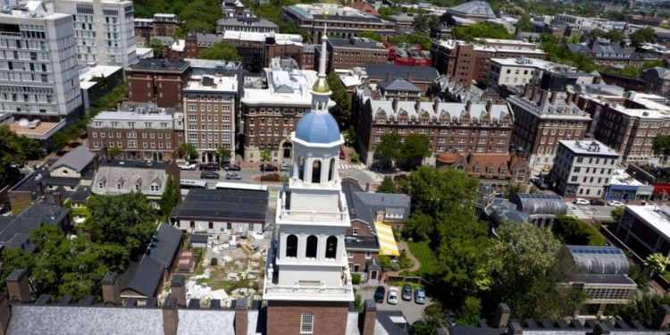 Administrata Trump i thotë Harvardit: Tregoni përgjegjësi financiare nëse dëshironi mbështetje federale