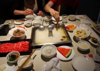 Adoleshentët kinezë detyrohen të paguajnë 260,000 euro për urinimin në një tenxhere me lëng mishi në një restorant.