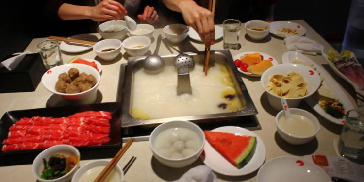 Adoleshentët kinezë detyrohen të paguajnë 260,000 euro për urinimin në një tenxhere me lëng mishi në një restorant.